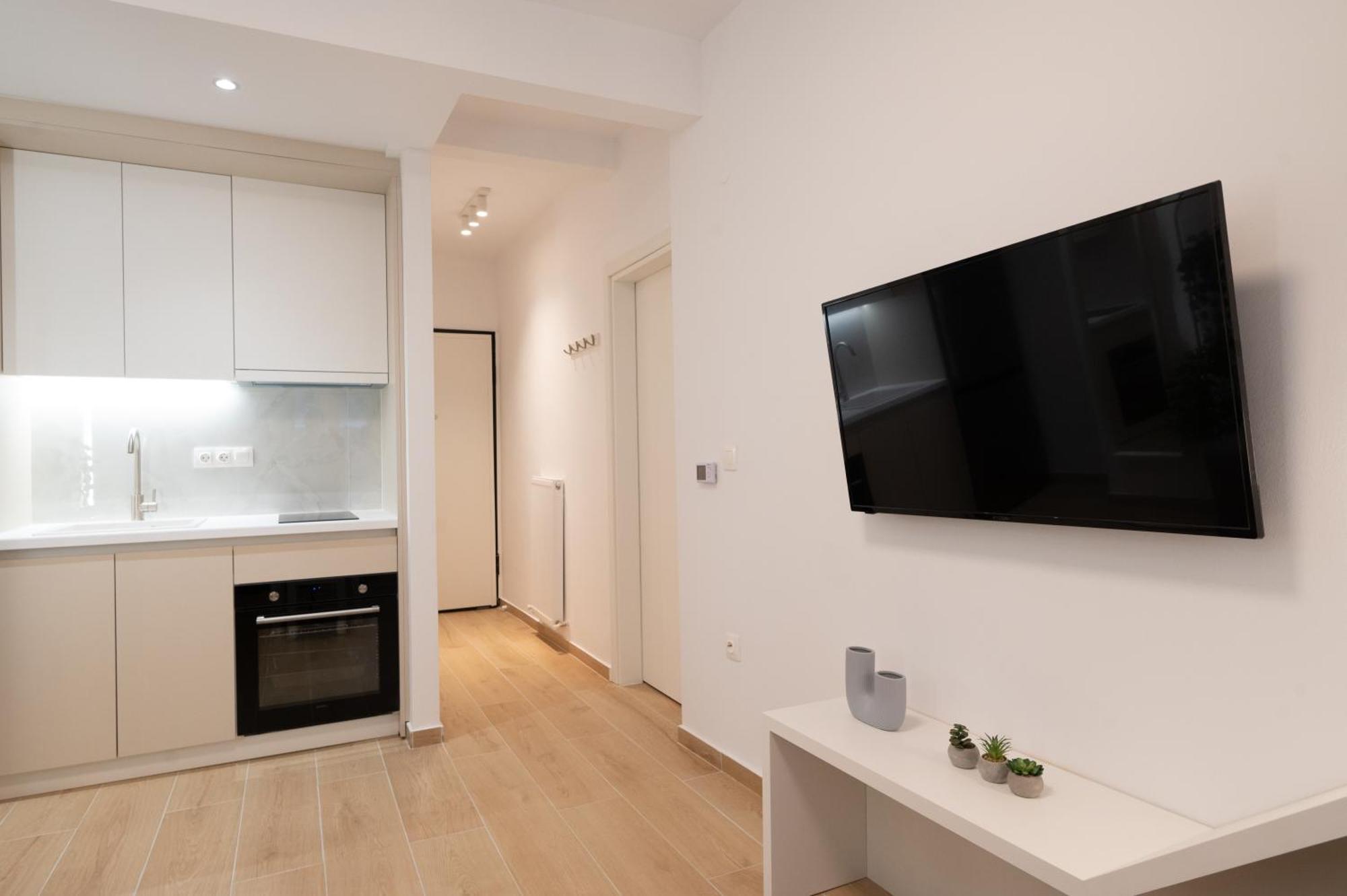 Honey Oak & Cream Patio By Nest Apartment *