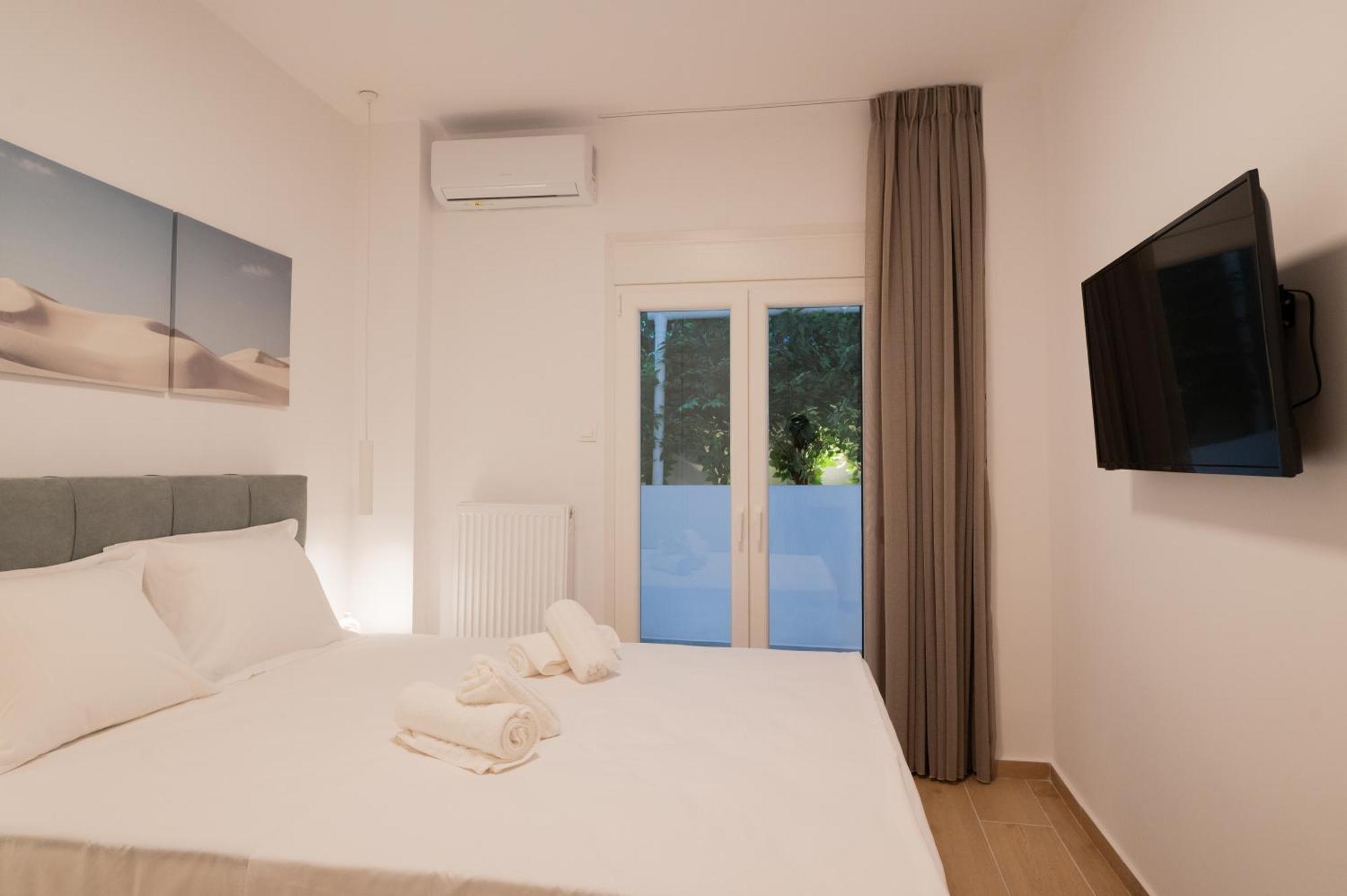 Honey Oak & Cream Patio By Nest Apartment Thessaloniki