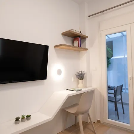 Honey Oak & Cream Patio By Nest Apartment Thessaloniki Room photo