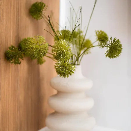 Honey Oak & Cream Patio By Nest Apartment Thessaloniki Room photo