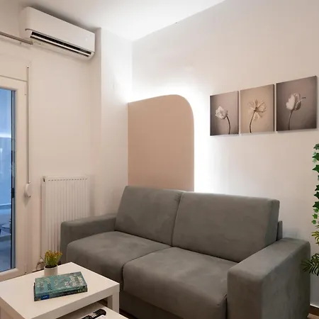 Honey Oak & Cream Patio By Nest Apartment Thessaloniki Room photo